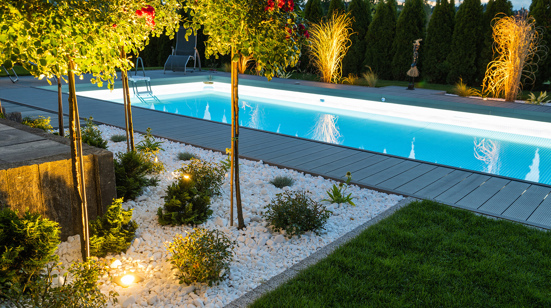 Stimmungsvolles Licht für Teich & Pool – So bringst du Wasser zum Leuchten